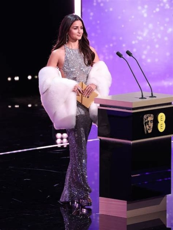 Stunning:&nbsp;The actress, 47, flaunted her sensational physique in a clinging black gown with a plunging keyhole cutout as she posed with Isabela Grutman